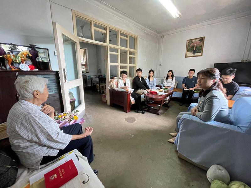 省公共资源交易中心领导走访慰问老党员(图2) 省公共资源交易中心领导走访慰问老党员(图2)