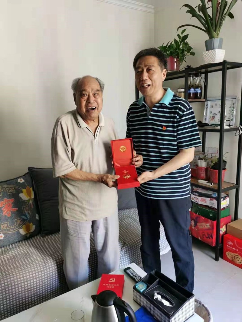 省公共资源交易中心领导走访慰问老党员(图4) 省公共资源交易中心领导走访慰问老党员(图4)